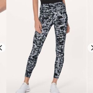 Lululemon Fast & Free 7/8 Tight II *Nulux 25"
Interlaced Starlight Black size 6